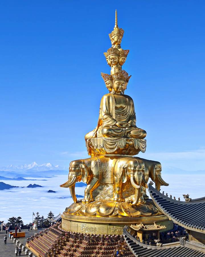 Buda Dorado del Pico Dorado en el Monte Emei